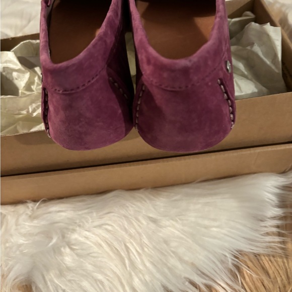 UGG LADIES SUEDE LOAFERS. - Picture 4 of 5